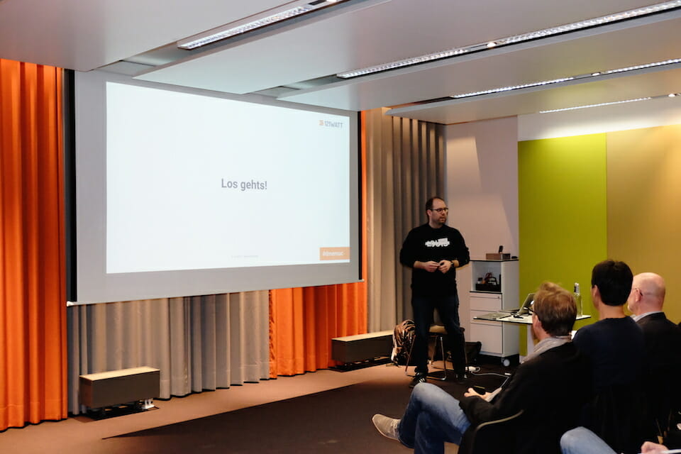 Erster Vortrag des Abends von André Goldmann zum Thema Competitive Intelligence bei der Suchmaschinenoptimierung